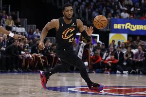 孤胆英雄！米切尔今年季后赛7次砍下20+ 仅次于马克西&CC的8次