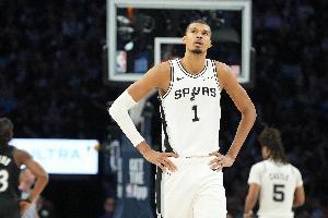 解说：按文班性格他一定觉得自己才是MVP 此刻他正用比赛来证明
